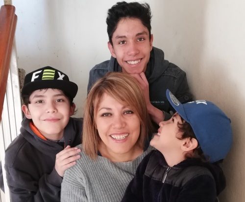 [Guioteca] Madre chilena emociona por su esfuerzo y compromiso con sus tres hijos con autismo