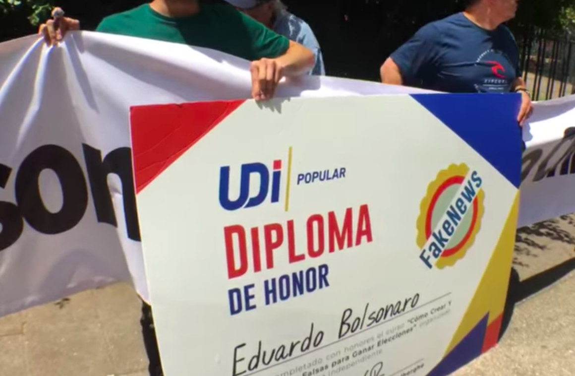 Juventudes Progresistas protagonizaron protesta en visita de hijo de Bolsonaro a Chile Juventudes Progresistas protagonizaron protesta en visita de hijo de Bolsonaro a Chile