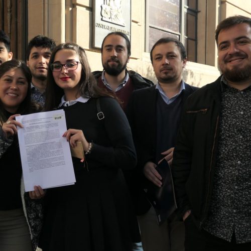 [La Diaria] Dos municipalidades de Chile proponen un “toque de queda” nocturno para menores de 14 años