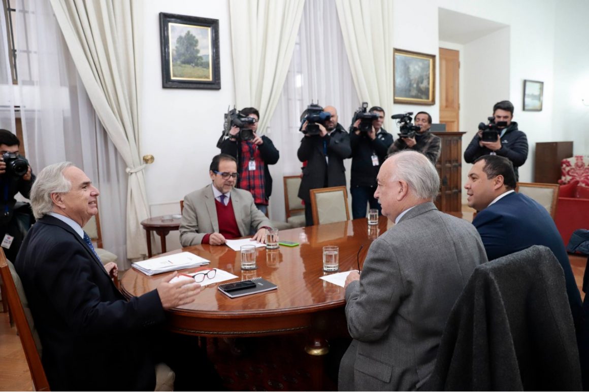 Unidad para el Cambio se reunió con Chadwick en La Moneda para abordar propuestas políticas Unidad para el Cambio se reunió con Chadwick en La Moneda para abordar propuestas políticas