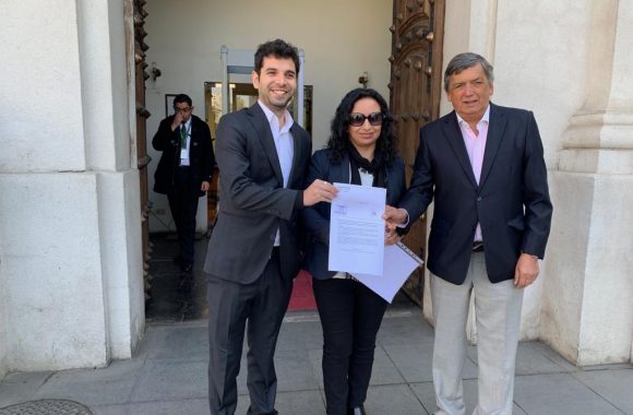 Unidad para el Cambio entregó carta en La Moneda: “Piñera debe firmar tratado de Escazú y mostrar real preocupación por situación medio ambiental del país” Unidad para el Cambio entregó carta en La Moneda: “Piñera debe firmar tratado de Escazú y mostrar real preocupación por situación medio ambiental del país”
