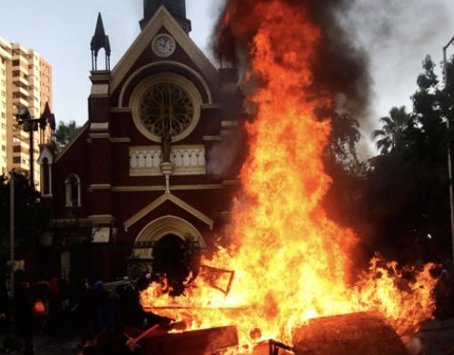 [Emol] Oposición emplaza al Gobierno tras incendio en iglesia de Carabineros: “Tiene que reponer el control del orden público”