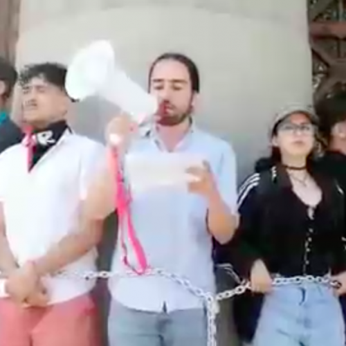 [El Mostrador] Juventudes políticas de oposición se encadenaron en Tribunales ante las decisiones tomadas por el Poder Judicial desde el inicio del estallido social