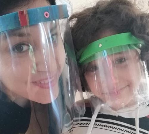 [Guioteca] Familias e hijos con discapacidad se reinventan en plena pandemia: Realizan protectores faciales
