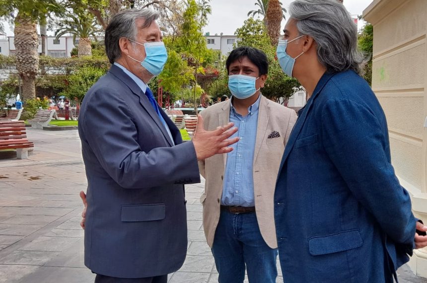 Alejandro Guillier y Marco Enríquez-Ominami emplazan al Gobierno y exigen adelantar elecciones presidenciales Alejandro Guillier y Marco Enríquez-Ominami emplazan al Gobierno y exigen adelantar elecciones presidenciales